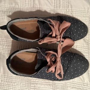 Toma shoes. Womens. Worn but in good shape. No visible tears or fraying.